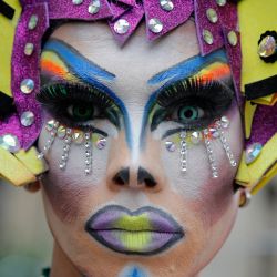 Una juerguista participa en la XVI Marcha por la Igualdad, Desfile de Santiago, para protestar contra el estancamiento legislativo y gubernamental en cuestiones LGBTQ y contra la discriminación en Santiago. | Foto:JAVIER TORRES / AFP