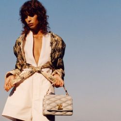 Mica Argañaraz y Louis Vuitton proponen looks "fusion chic" para el 2024: texturas y mucho mix