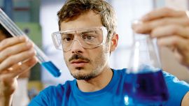 Experimentores en la escuela.