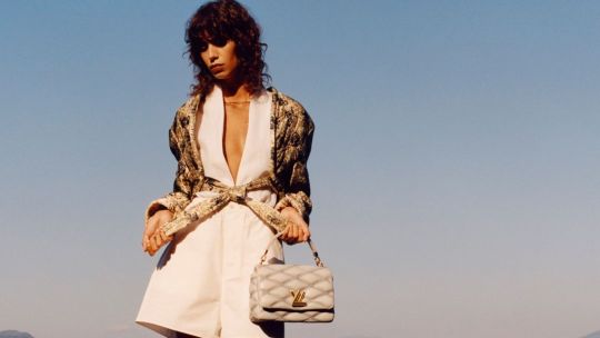Mica Argañaraz y Louis Vuitton proponen looks "fusion chic" para el 2024: texturas y mucho mix