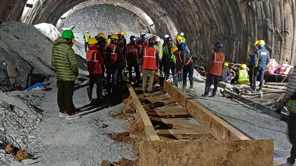 India lucha por rescatar a 40 obreros atrapados tras el derrumbe de un túnel