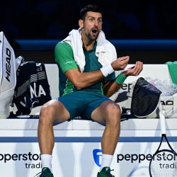 El serbio Novak Djokovic reacciona durante los cambios de final de su partido de todos contra todos contra el italiano Jannik Sinner en el tercer día del torneo de tenis ATP Finals en Turín. | Foto:Tiziana Fabi / AFP