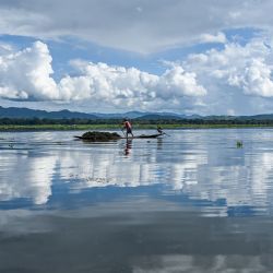 Esta foto muestra a un hombre recolectando vegetación acuática para usarla en su granja flotante en el lago Inle, en el sur del estado de Shan, Myanmar. | Foto:Sai Aung Main / AFP