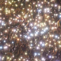 Los fanáticos de Pumas animan a su equipo encendiendo sus teléfonos celulares durante el partido de fútbol del torneo Apertura mexicano 2023 entre Pumas y Guadalajara en el estadio Olímpico Universitario de la Ciudad de México. | Foto:RODRIGO OROPEZA / AFP