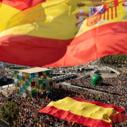 Los manifestantes marchan con una bandera gigante de España durante una protesta convocada por la oposición de derecha contra un proyecto de ley de amnistía para las personas involucradas en el fallido intento de independencia de Cataluña de 2017 en Málaga. | Foto:JORGE GUERRERO / AFP