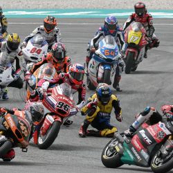 Los pilotos evitan al piloto español del equipo Correos Prepago Yamaha VR46 Manuel González después de estrellarse al inicio de la carrera de Moto2 del Gran Premio de Malasia de MotoGP en el Circuito Internacional de Sepang en Sepang. | Foto:MOHD RASFAN / AFP