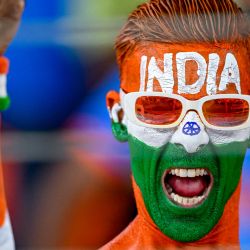 Un fan ve el partido internacional de un día (ODI) de la Copa Mundial de Críquet Masculino ICC 2023 entre Sudáfrica y Afganistán en el estadio Narendra Modi en Ahmedabad, India. | Foto:Sajjad Hussain / AFP