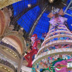 Esta fotografía muestra el árbol de Navidad dentro de las Galeries Lafayette durante la noche de inauguración de los escaparates navideños en los grandes almacenes Galeries Lafayette en París. | Foto:MIGUEL MEDINA/AFP