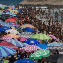 La gente se refresca en la playa Recreio dos Bandeirantes durante una ola de calor en Río de Janeiro, Brasil. | Foto:TERCIO TEIXEIRA / AFP
