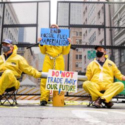 Los manifestantes bloquean una puerta de entrada durante la protesta "¡La gente y el planeta sobre las ganancias y el saqueo! Acciones contra el APEC" durante la semana de líderes del Foro de Cooperación Económica Asia-Pacífico (APEC) en San Francisco, California. | Foto:JOSH EDELSON / AFP