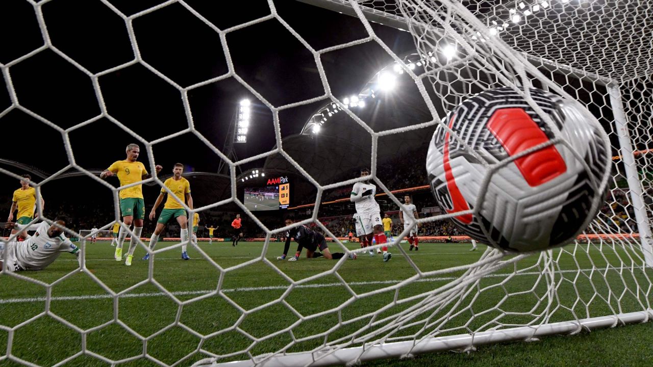 El australiano Jamie McLaren marca un gol durante el partido de fútbol de clasificación asiática para la Copa Mundial de la FIFA 2026 entre Australia y Bangladesh jugado en Melbourne. | Foto:William West / AFP