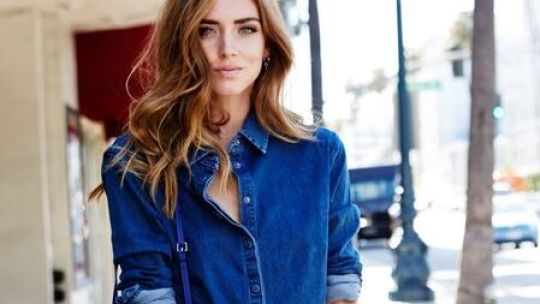 Regreso dosmilero, la camisa de jean para los looks de oficina