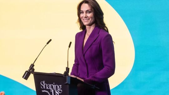 Kate Middleton esplendida en morado, su mejor traje real hasta ahora y joyas de Lady Di