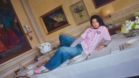 Dua Lipa se suma al lanzamiento de PUMA X PALERMO, las nuevas zapatillas retro de la marca