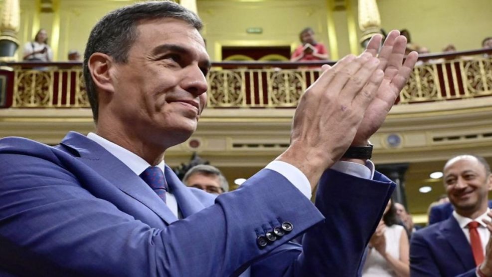 En medio de una tensión social inusitada, Pedro Sánchez fue reelecto por 4 años más