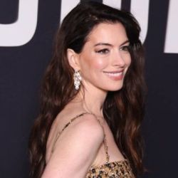 El vestido de Anne Hathaway combinó tantas tendencias a la vez que no podemos créelo