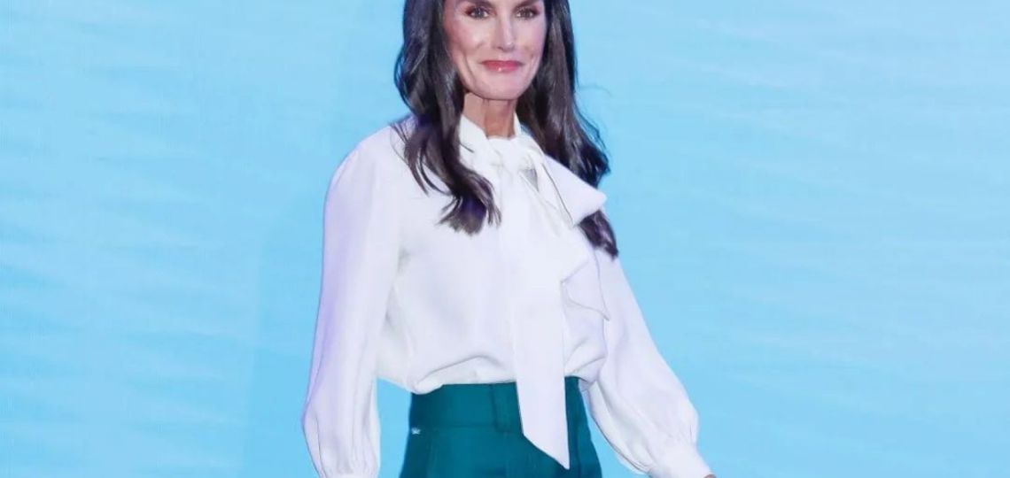 Letizia Ortiz nos muestra el pantalón verde perfecto para un look "formal chic"