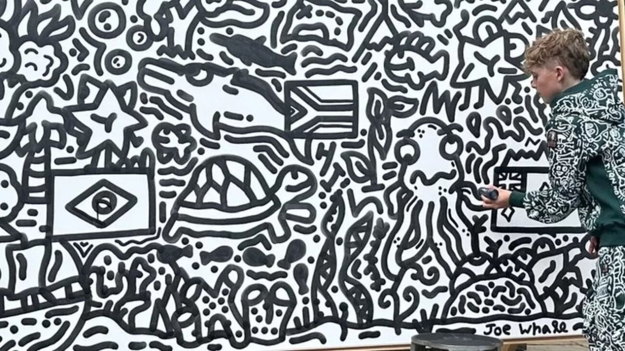 The Doodle Boy dibujando un mural con sus garabatos | Foto:A quien corresponda