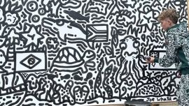 The Doodle Boy dibujando un mural con sus garabatos