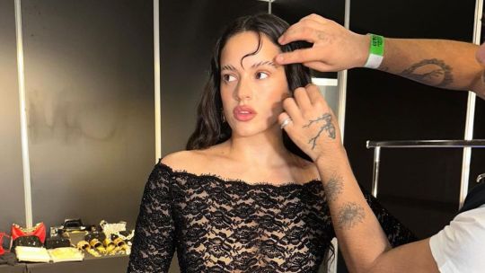 Rosalía deslumbra con el laminado de cejas que vas a querer lucir esta temporada