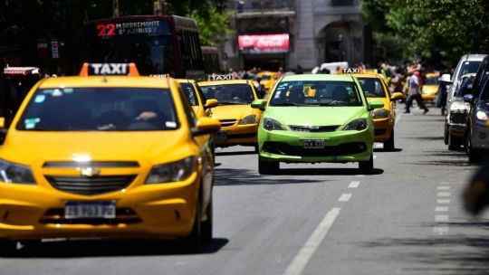 Movilidad: Inhabilitan aseguradora clave y el 70% de los taxis de Córdoba queda expuesto