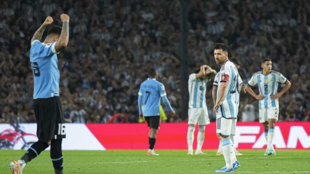 Escena del partido que juegan Argentina y Uruguay. Final de partido. 