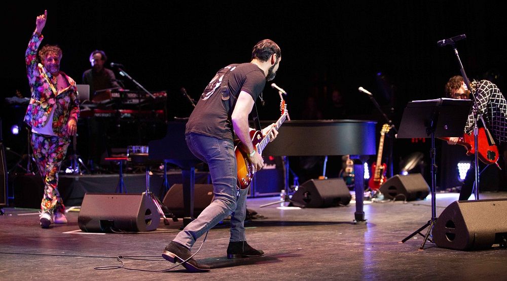 En Miami, César Gueikian, argentino CEO de Gibson, tocando en un recital de Fito Paéz (izq.). .