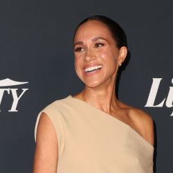 Meghan Markle regresa con estilo: look elegante y el trendy moño pulido que todas queremos probar