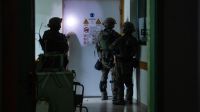 Soldados en el Hospital Al Shifa, intimando a la completa evacuación. El drama de los heridos civiles en Gaza.