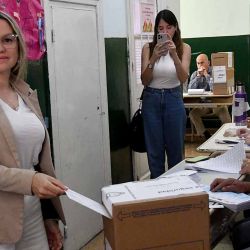 BALOTAJE-PÍPARO-VOTO La excandidata a gobernadora bonaerense por la La Libertad Avanza (LLA), Carolina Píparo, votó hoy en la Escuela 10 de La Plata y afirmó que  | Foto:telam