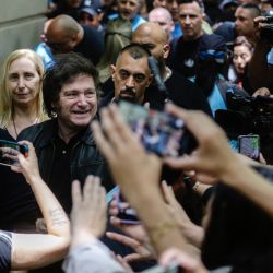 El congresista argentino y candidato presidencial de la Alianza Avanza La Libertad Javier Milei, camina entre sus seguidores a su llegada a un colegio electoral en Buenos Aires, durante la segunda vuelta de las elecciones presidenciales. | Foto:Emiliano Lasalvia / AFP