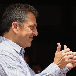 El ministro de Economía argentino y candidato presidencial del partido Unión por la Patria, Sergio Massa, levanta el pulgar antes de emitir su voto en Tigre, Buenos Aires, Argentina, durante la segunda vuelta de las elecciones presidenciales. | Foto:ALEJANDRO PAGNI / AFP