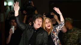 El congresista argentino y candidato presidencial de la Alianza Avanza La Libertad Javier Milei hace gestos junto a su hermana Karina Milei después de emitir su voto en un colegio electoral en Buenos Aires.