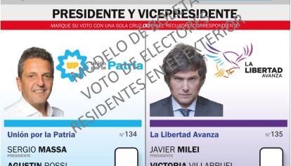 Los argentinos en el mundo votan marcando al candidato favorito en un papel. Historias particulares.