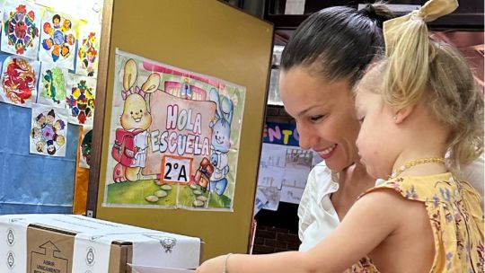 Pampita participó del balotaje con pantalón primaveral y la infalible camisa blanca