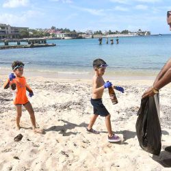 LA HABANA, Niños y su padre recogiendo desechos en una playa como parte de un proyecto de educación ambiental y protección de los ecosistemas marinos, llevado a cabo en la playa "La Concha" en el municipio capitalino de Playa, en el oeste de La Habana, capital de Cuba. Diferentes iniciativas promueven hoy en Cuba la educación ambiental y la protección de los ecosistemas marinos desde el trabajo con niños con necesidades educativas especiales. (Xinhua/Joaquín Hernández) (jh) (rtg) (ah) (vf) | Foto:Xinhua