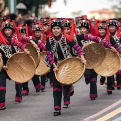 LUCHUN,  Residentes locales del grupo étnico hani asisten a un desfile durante un festival de turismo cultural, en el distrito de Luchun, en la prefectura autónoma de las etnias hani y yi de Honghe, en la provincia de Yunnan, en el suroeste de China, el 19 de noviembre de 2023. El largo banquete callejero, una tradición consagrada del grupo étnico hani en China, se celebró en el distrito de Luchun el domingo durante un festival de turismo cultural. (Xinhua/Chen Xinbo) (oa) (ah) (da) | Foto:Xinhua