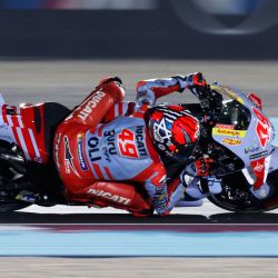 El piloto italiano de Gresini Racing, Fabio Di Giannantonio, compite durante el Gran Premio de Moto GP de Qatar en el Circuito Internacional de Lusail, en la ciudad de Lusail. | Foto:KARIM JAAFAR / AFP