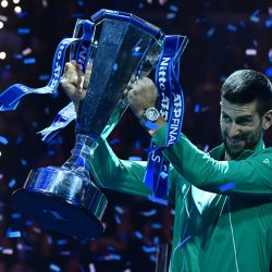 El serbio Novak Djokovic posa con el trofeo tras ganar el partido final contra el italiano Jannik Sinner en el torneo de tenis ATP Finals en Turín. | Foto:Tiziana Fabi / AFP