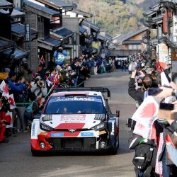 Elfyn Evans y su copiloto Scott Martin de Gran Bretaña conducen su Toyota GR Yaris Rally1 Hybrid a través del tradicional paisaje urbano japonés de Iwamura durante el Rally de Japón. | Foto:Toshifumi Kitamura / AFP