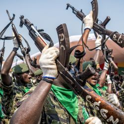 Soldados de las Fuerzas Armadas Revolucionarias del Pueblo (FARP) sostienen sus armas en el aire durante las celebraciones del 50º Día de la Independencia de Guinea-Bissau en Bissau. | Foto:SAMBA BALDE / AFP