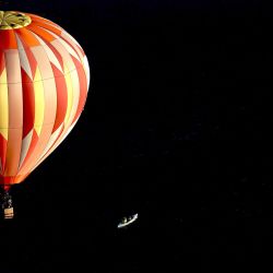 Un globo aerostático sobrevuela un lago en el Parque Metropolitano durante el 21º Festival Internacional de Globos Aerostáticos en León, estado de Guanajuato, México. | Foto:ULISES RUIZ/AFP