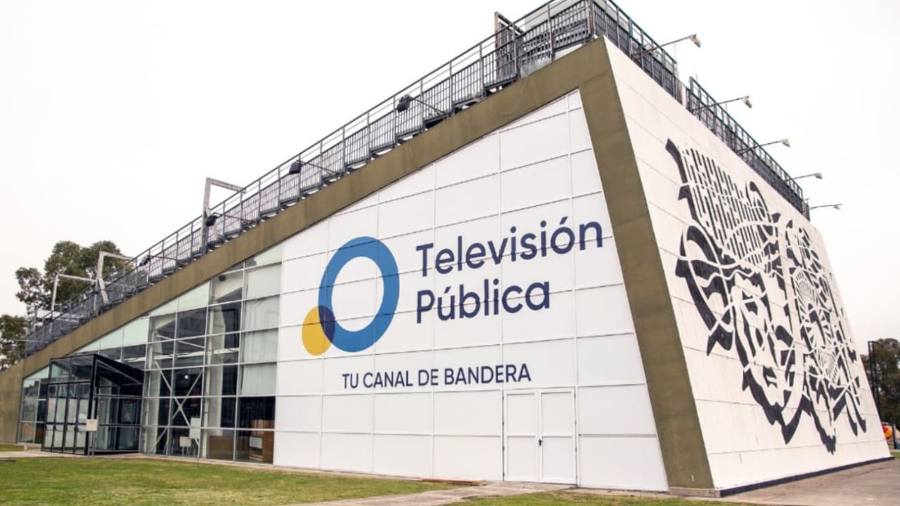 En la previa de lo que podría ser su privatización, el Gobierno recortó las horas extra en la TV Pública y lanzó otro fuerte ajuste en Radio Nacional