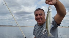 Con buenos servicios y una pesca interesante, el dique Cruz del Eje es una gran opción en este último tramo del año.