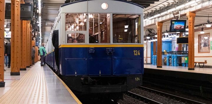 El Subte de Buenos Aires cumple 110 años y la empresa concesionaria de la red organiza una nueva edición del paseo histórico en los clásicos coches La Brugeoise (las Brujas), que circulaban por la Línea A porteña. Telam