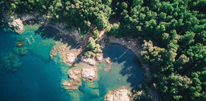 SAN MARTÍN DE LOS ANDES  Ubicada en plena cordillera y a la vera del magnífico lago Lácar, San Martín de los Andes desarrolló un permanente crecimiento que la llevó a convertirse en uno de los principales destinos turísticos de la Patagonia argentina.  Telam