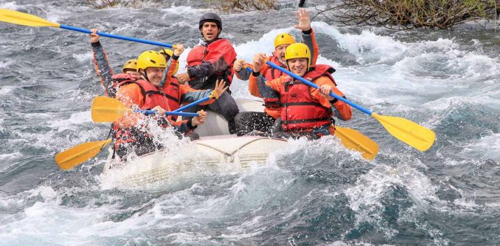 SAN MARTÍN DE LOS ANDES  Ubicada en plena cordillera y a la vera del magnífico lago Lácar, San Martín de los Andes desarrolló un permanente crecimiento que la llevó a convertirse en uno de los principales destinos turísticos de la Patagonia argentina.  Telam