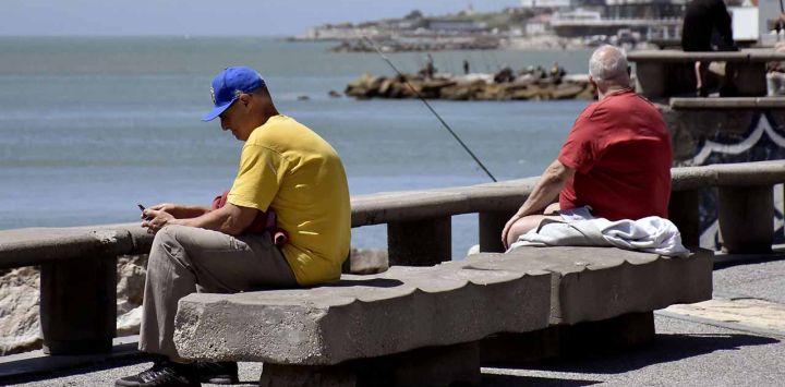 NOTICIAS ARGENTINAS MAR DEL  PLATA NOVIEMBRE 19:  Residentes  locales aprovechan el buen  tiempo en Mar del Plata ante la  falta de turistas en el fin de  semana largo. Foto NA: JOSE SCALZO