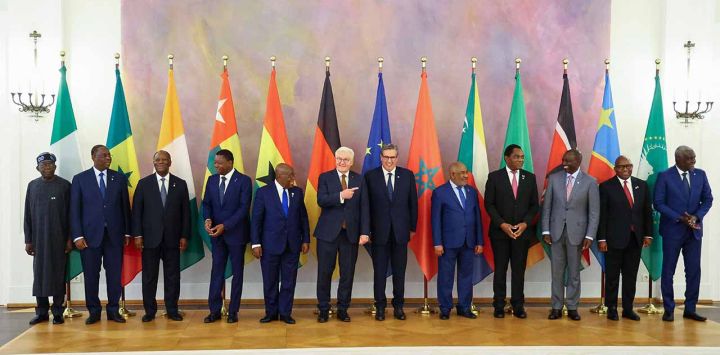 El presidente alemán Frank- Walter Steinmeier presenta una  foto familiar con líderes  africanos en el Palacio Bellevue  durante la cumbre de inversión                                     