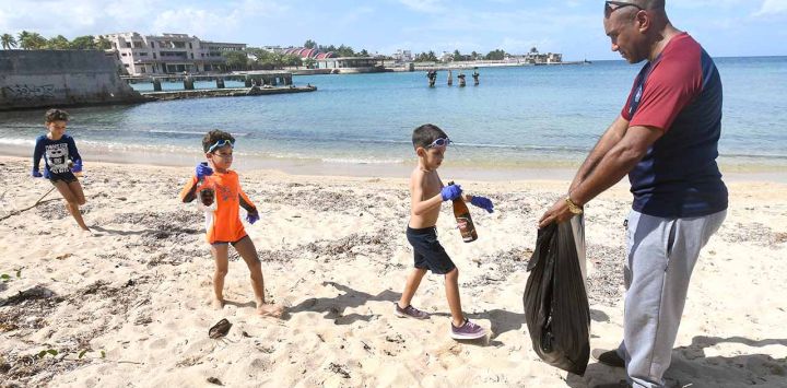 LA HABANA, Niños y su padre recogiendo desechos en una playa como parte de un proyecto de educación ambiental y protección de los ecosistemas marinos, llevado a cabo en la playa "La Concha" en el municipio capitalino de Playa, en el oeste de La Habana, capital de Cuba. Diferentes iniciativas promueven hoy en Cuba la educación ambiental y la protección de los ecosistemas marinos desde el trabajo con niños con necesidades educativas especiales. (Xinhua/Joaquín Hernández) (jh) (rtg) (ah) (vf)